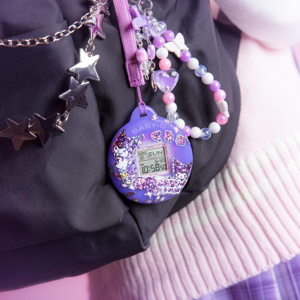 Caixa do BGD-10KKM-1 num estojo roxo preso a uma mochila preta