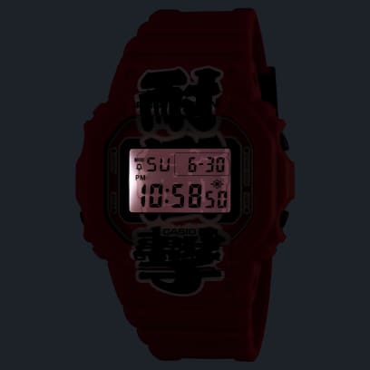 O relógio de pulso DW-5600AKA-4ER no escuro, com a iluminação do mostrador ligada