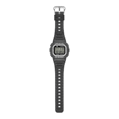 Visão geral do DW-5600RGM-1ER com pulseira aberta e fecho prateado.