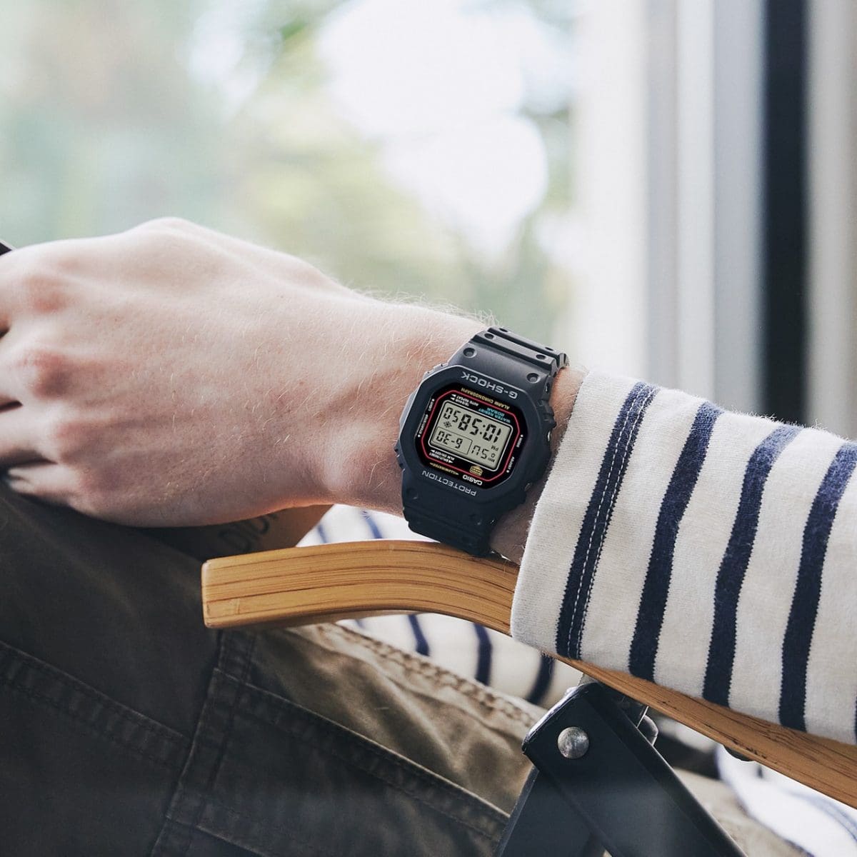 A DW-5600RL-1 no pulso de um homem