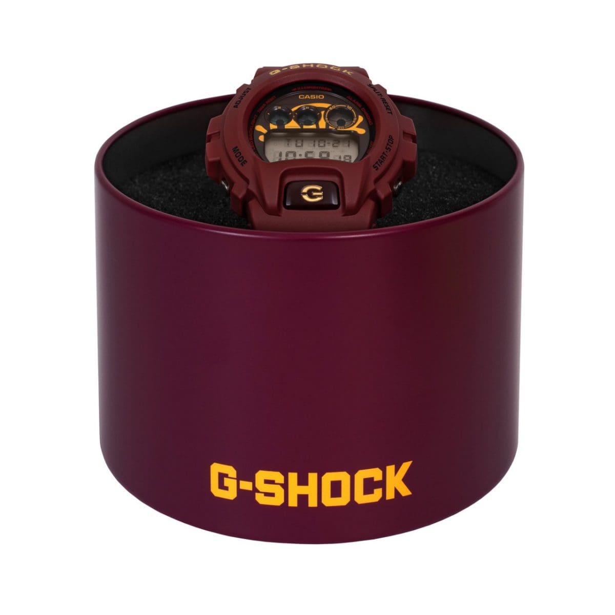 O DW-6900CC25-4ER em uma caixa redonda vermelha escura com um logotipo laranja do G-SHOCK