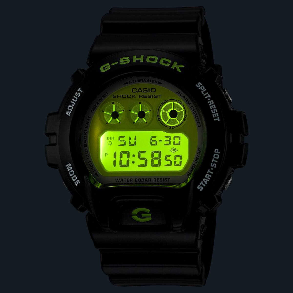 O relógio de pulso DW-6900RCS-1 no escuro com iluminação luminosa do mostrador
