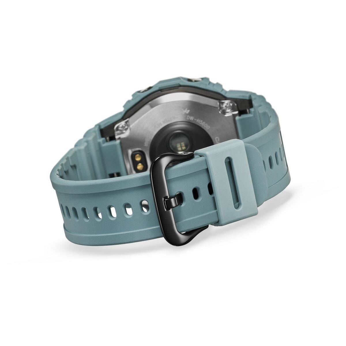 O relógio desportivo DW-H5600-2 com bracelete fechada visto de trás, com vista para a parte de trás da caixa e o fecho da bracelete