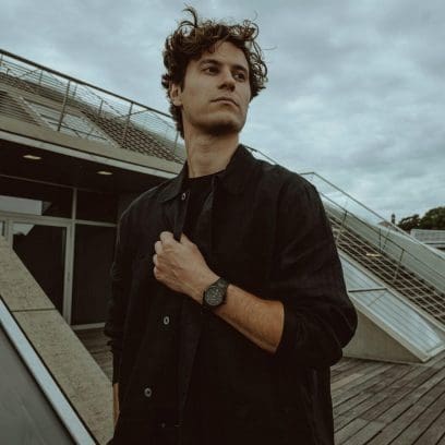 Um homem com uma camisa preta vestindo o EFK-100XPB-1AER