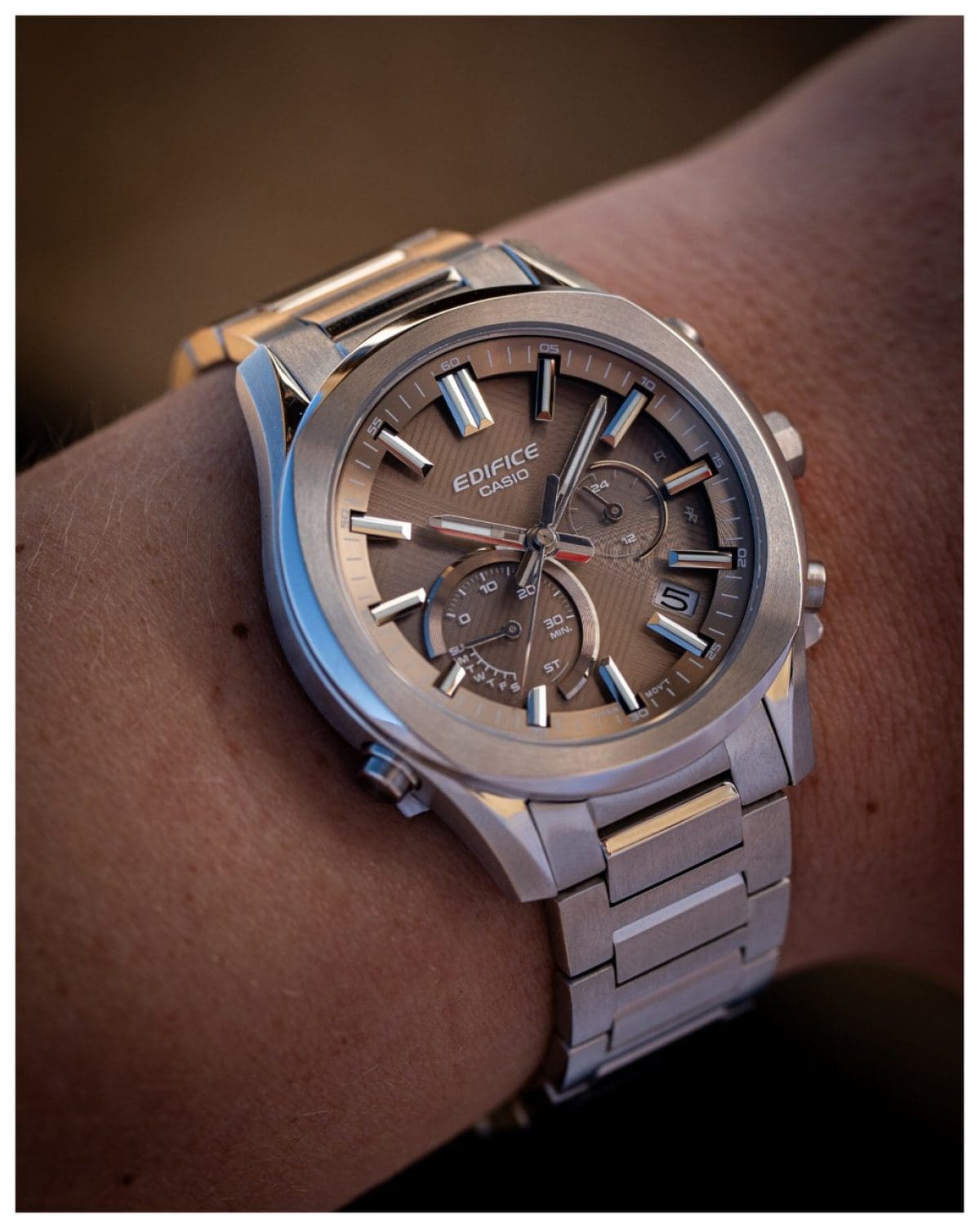 Uma pessoa está usando o relógio de pulso analógico EDIFICE EQB-1300D-5AEF no pulso.