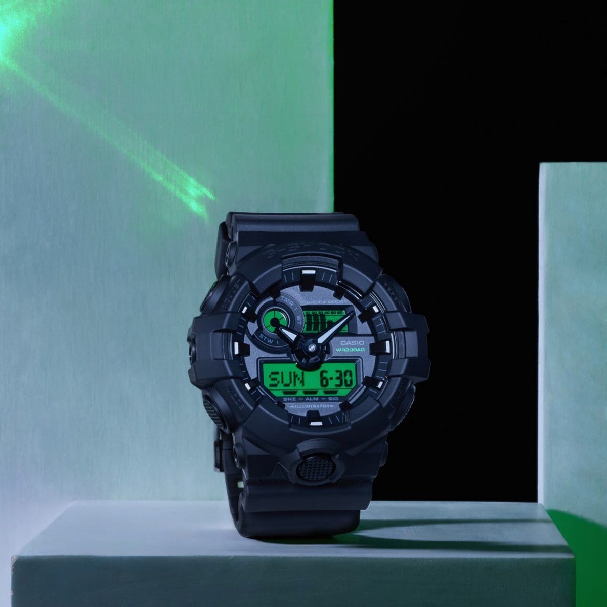 Em ambientes escuros, a iluminação do G-SHOCK GA-700BEG-1AER brilha em verde quando ligada.