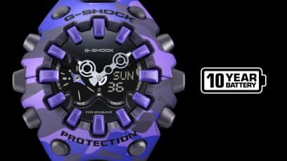 O relógio de pulso G-SHOCK GA-V01CMG-6AER ​​roxo é mostrado ao lado do logotipo de bateria com duração de 10 anos.