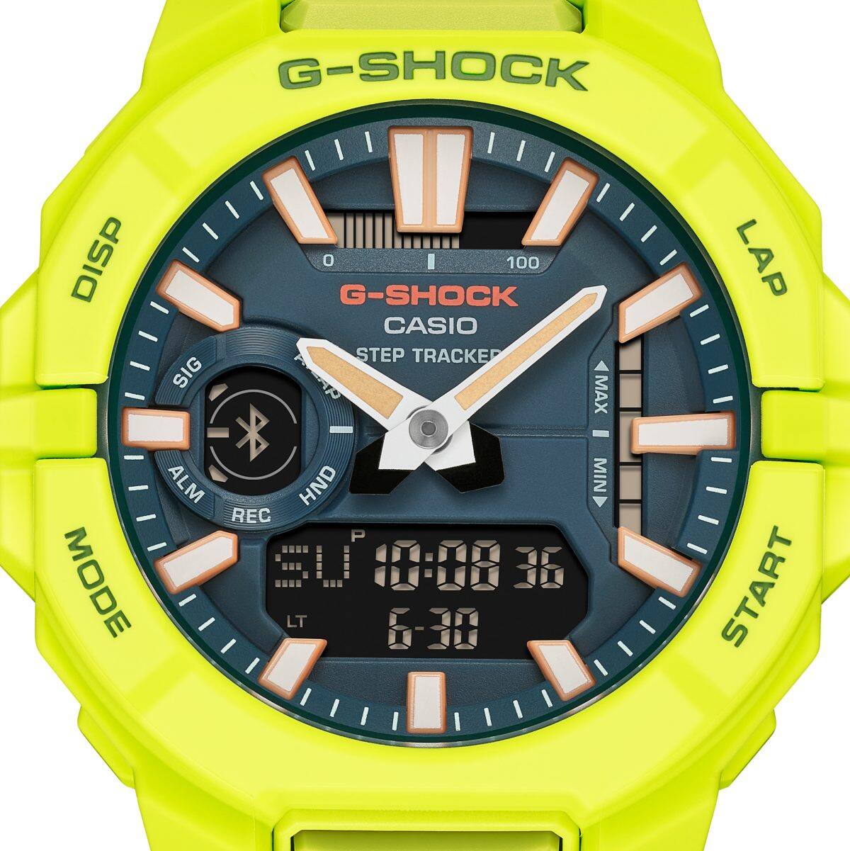 Os índices fluorescentes destacam-se com clareza no mostrador, de resto escuro, do relógio de pulso GBA-950-9A3ER 
