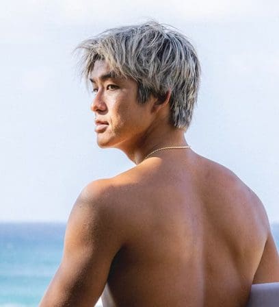 Surfista profissional internacional Kanoa Igarashi