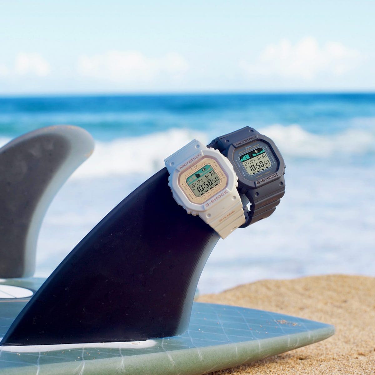 Da esquerda para a direita: Relógios GLX-S5600-7, GLX-S5600-1 da G-SHOCK na barbatana de uma prancha de surf
