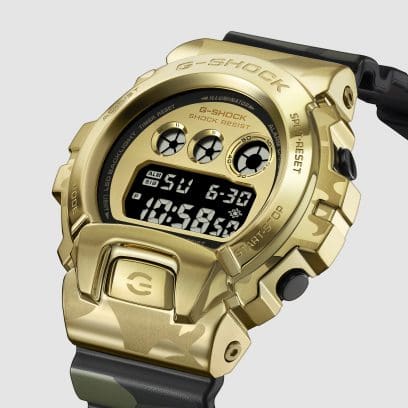 A superfície da caixa do relógio de pulso GM-6900CMG-3ER apresenta um acabamento liso e escovado e ostenta um padrão de camuflagem gravado a laser