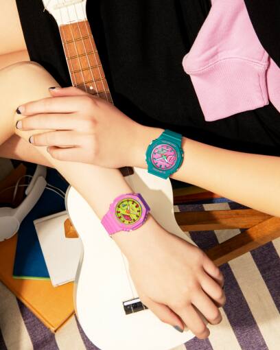 Duas modelos usando modelos diferentes da colecção GMA-S2100 "Bright Summer" com bracelete branca e rosa