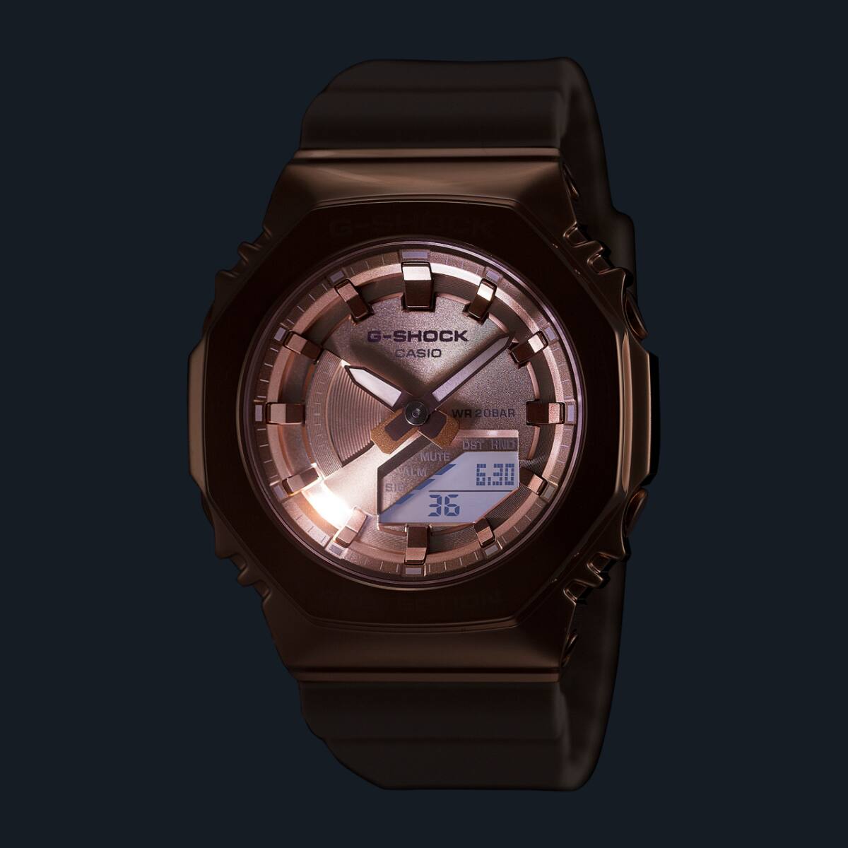 O relógio de pulso híbrido GM-S2100PG-4A no escuro com iluminação do ecrã luminoso