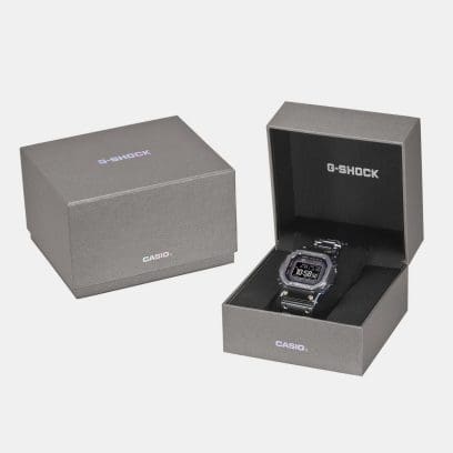 O relógio de pulso G-SHOCK GMW-BZ5000RC-1ER vem em uma caixa cinza com uma almofada preta para o relógio.