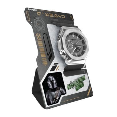 O relógio de pulso G-SHOCK GM-2100-1A-MAN vem montado em um suporte dobrável, que também apresenta uma imagem do Mandaloriano.