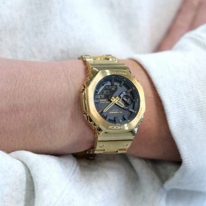 Grande plano do relógio de pulso G-SHOCK GM-B2100GD-9A no pulso de um homem