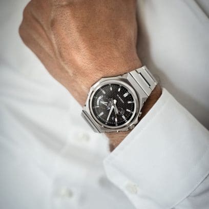 Um homem com uma camisa branca usa o GST-B1000D-1AER no pulso