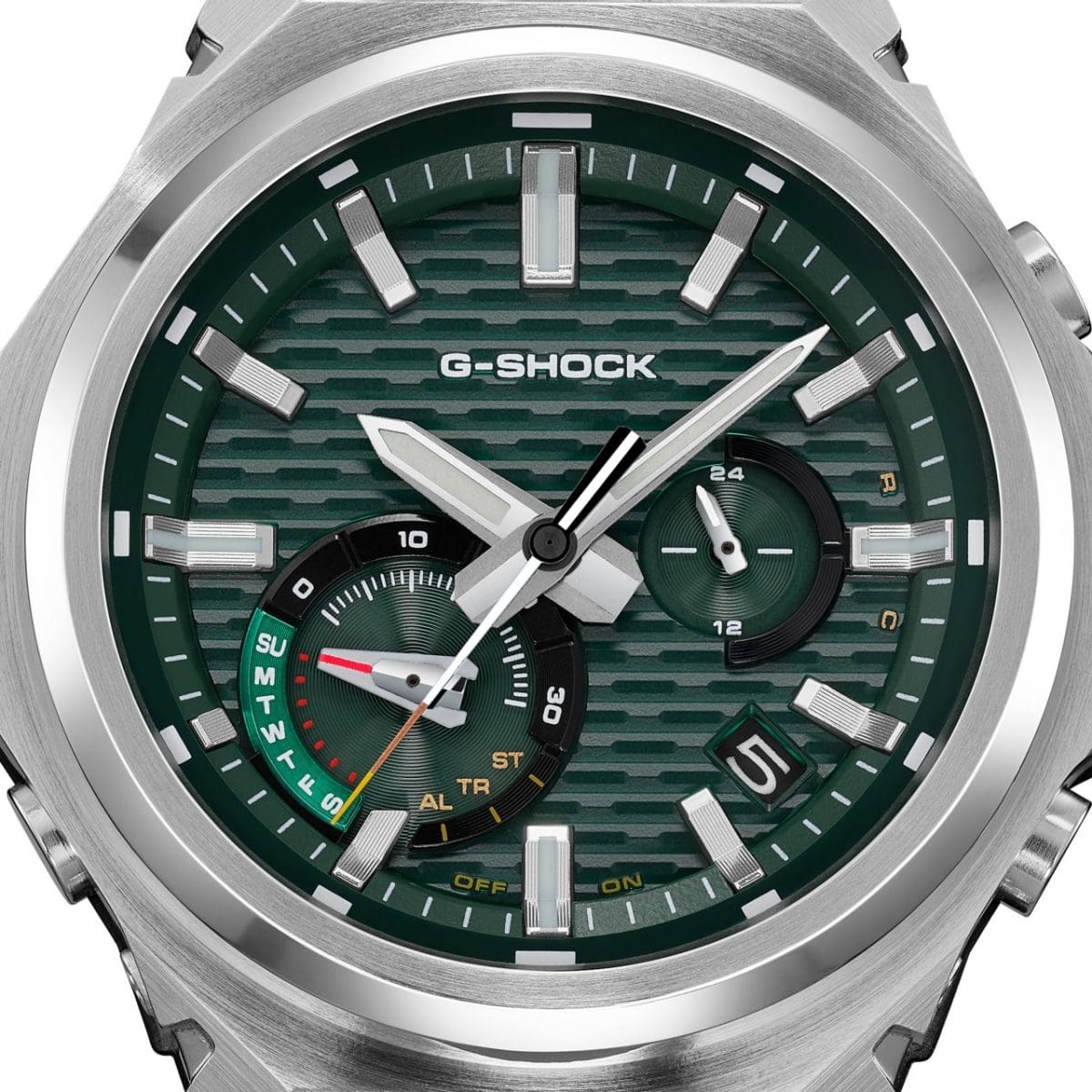 Close-up do mostrador do GST-B1000D-3AER com detalhes sutis das cores típicas do G-SHOCK, vermelho e amarelo