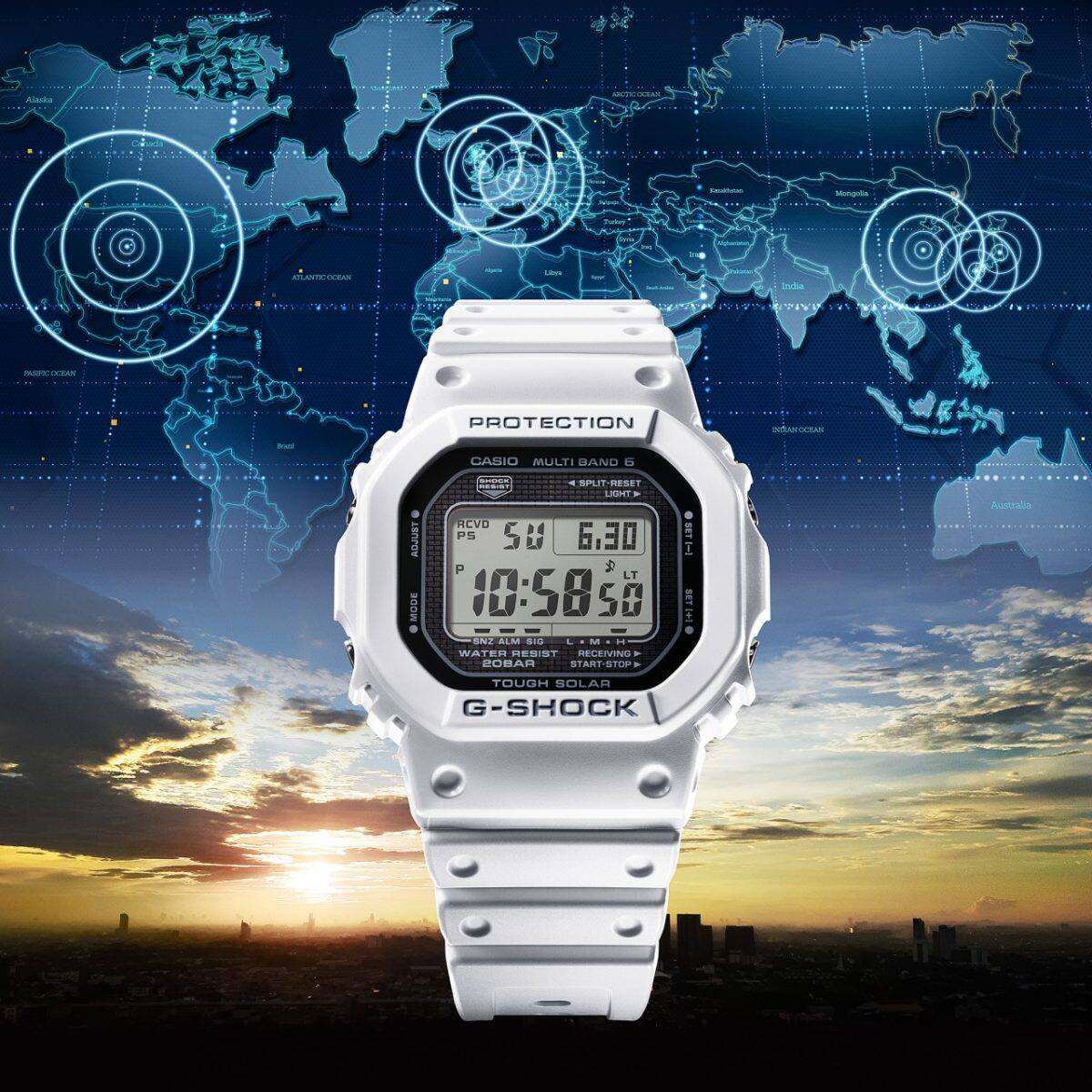 O GW-5000HS-7 do G-SHOCK em frente a uma paisagem ao nascer do sol. O mapa mundial é mostrado na metade superior.