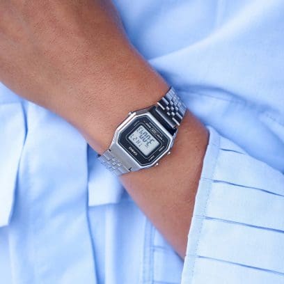 O relógio de pulso CASIO VINTAGE "LA680WEA-1" no pulso de uma mulher