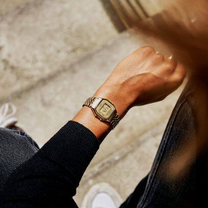 O relógio de pulso CASIO VINTAGE COLLECTION LA680WEGA-9 no pulso de uma pessoa em um ambiente interno.