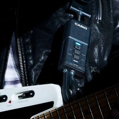 DN-SE10 transmitter attached to a guitar