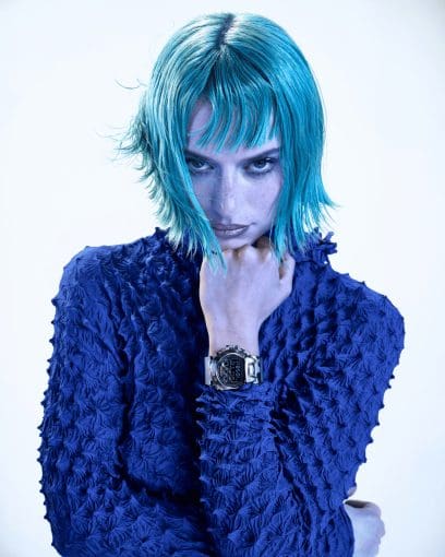 Expressive pose, woman with a GM-6900CMG-3