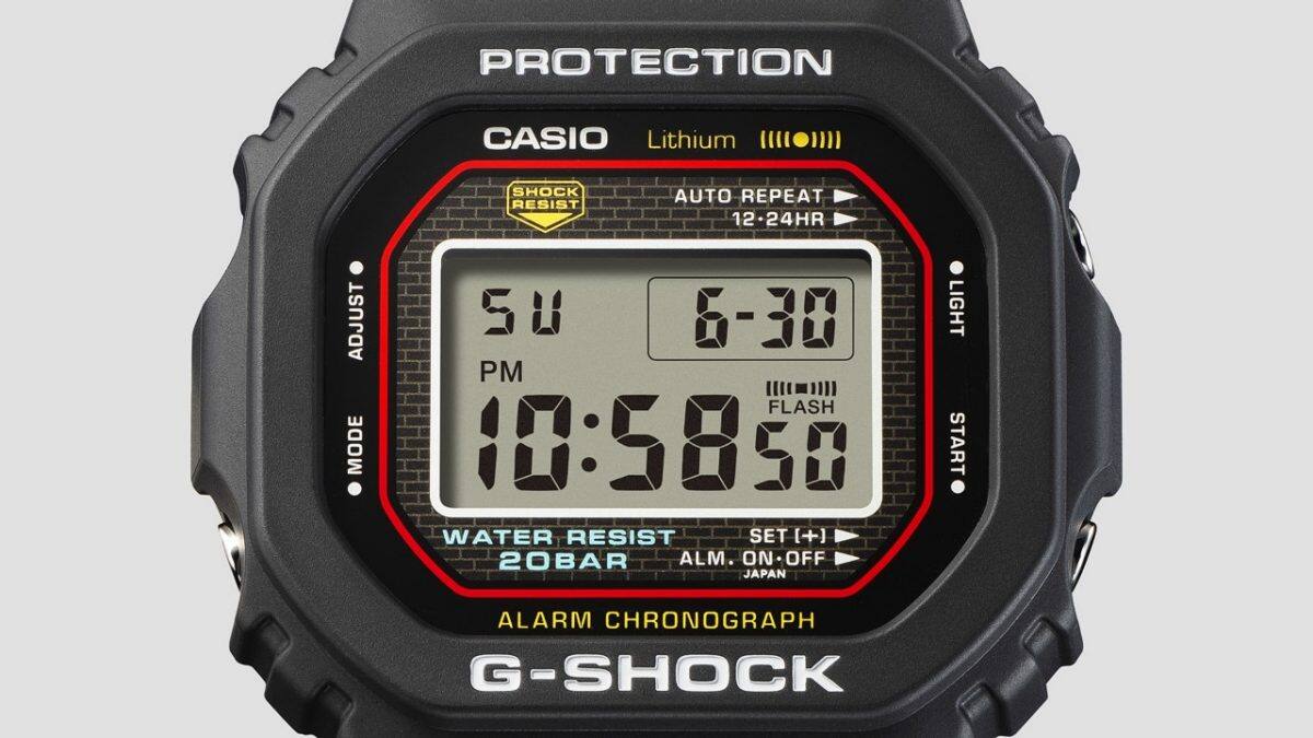 DW-5000R-1A Thiết kế mặt đồng hồ được nhấn nhá bằng màu đỏ, xanh dương và vàng