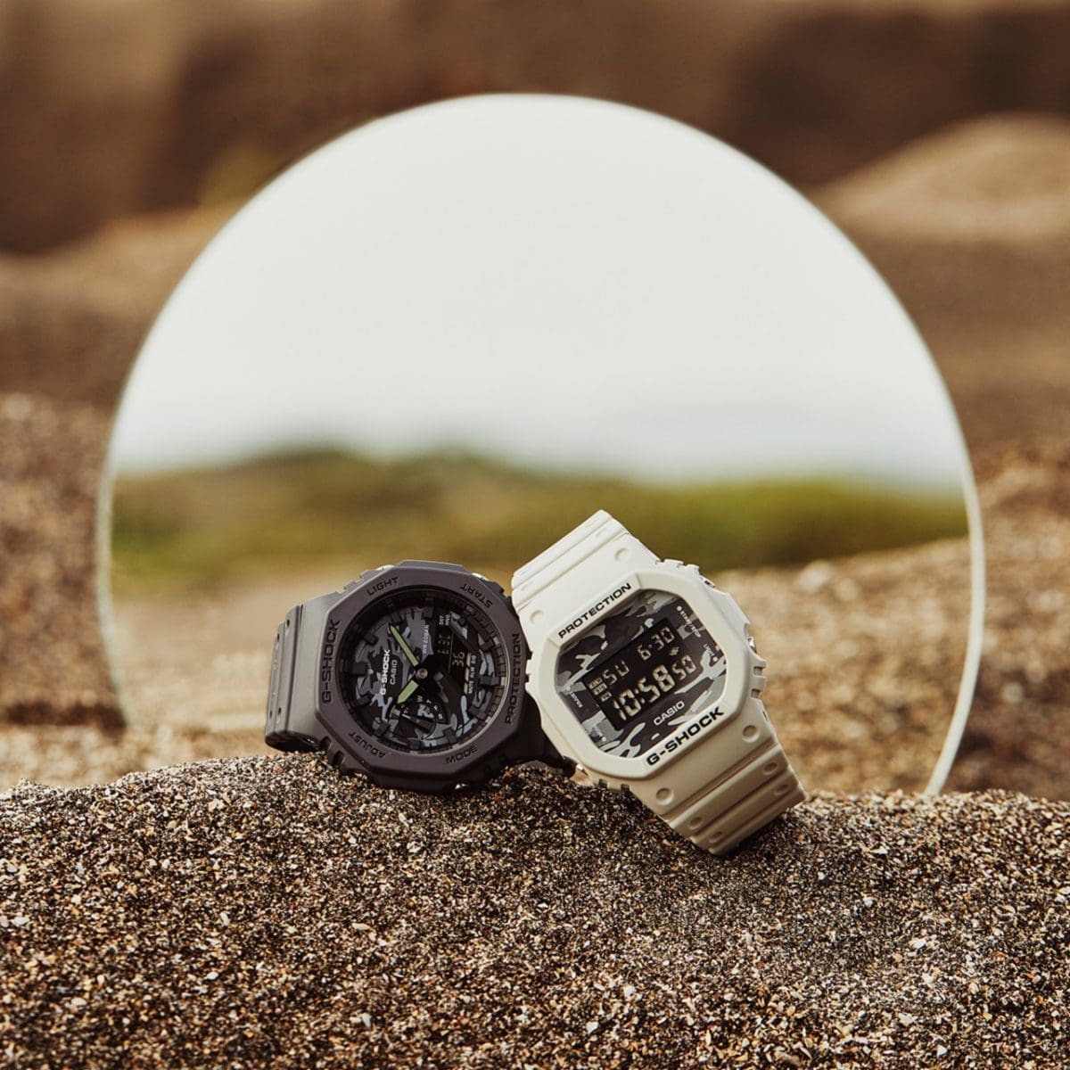 Từ trái sang: GA-2100CA-8A, DW-5600CA-8