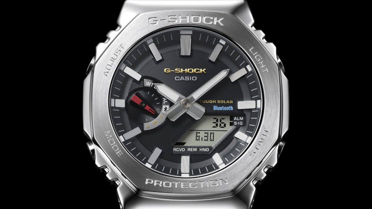 Đồng hồ kim có gờ bát giác với các màu sắc tượng trưng của G-SHOCK nguyên bản GM-B2100SD-1C