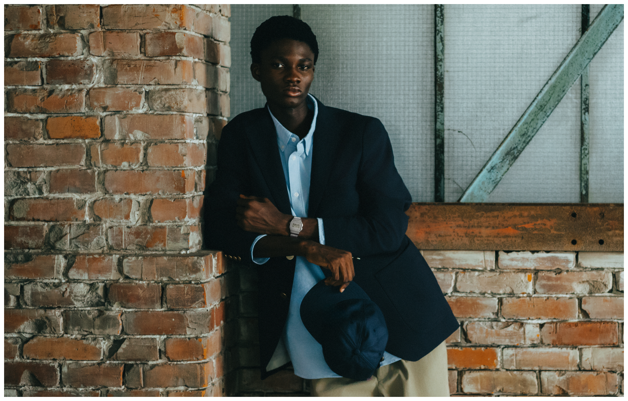 صورة رجل في وضعية معيّنة يرتدي ساعة A158WEM-7.