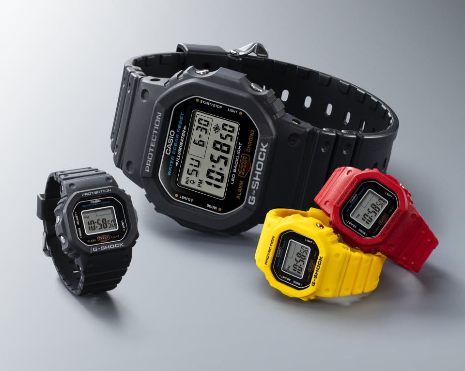 صورة مقارنة تُظهر ساعة G-SHOCK NANO إلى جانب ساعة G-SHOCK التقليدية