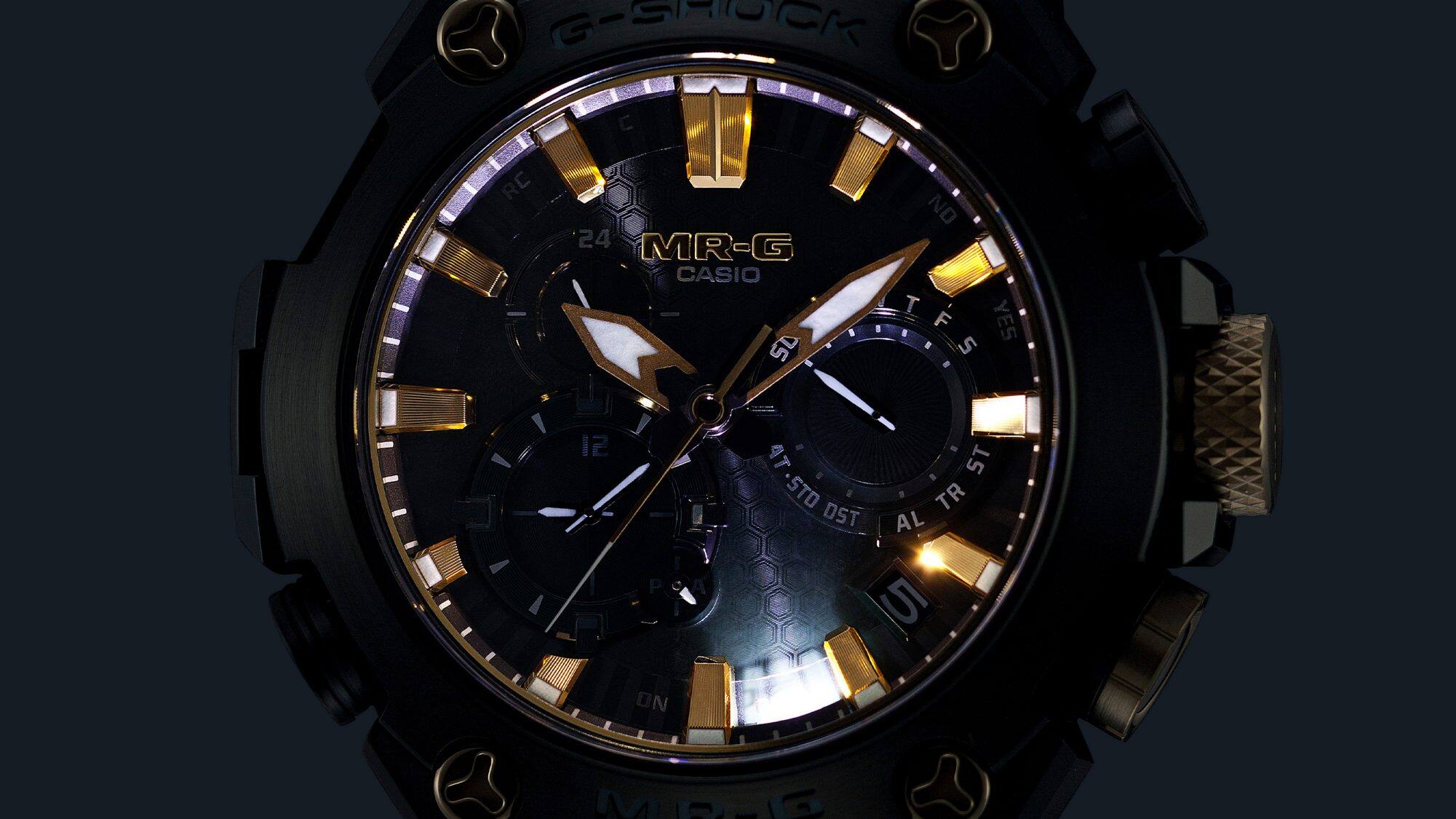 مصباح شديد الإضاءة (إضاءة LED عالية السطوع) للحفاظ على إمكانية قراءة الساعة في الظلام