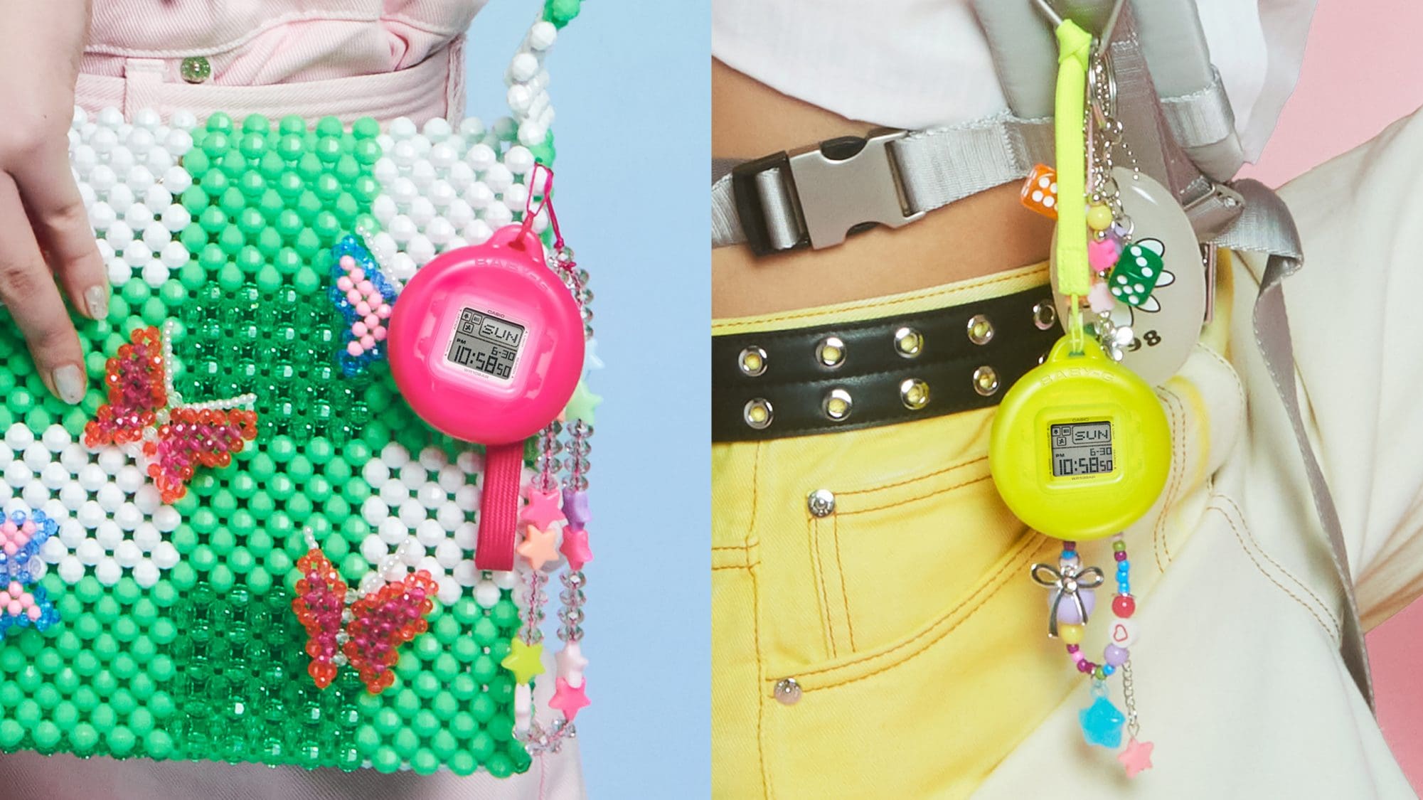 Links: Die Uhr im pinken Anhänger an einer grün-weißen Handtasche, rechts: Die Uhr im gelben Anhänger an einer weißen Tasche