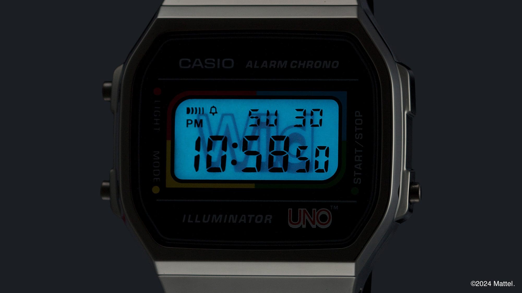 Das erleuchtete Display der A168WEUC-1A Digitaluhr im Dunkeln, im Hintergrund des Displays ist das Wort "Wild" sichtbar