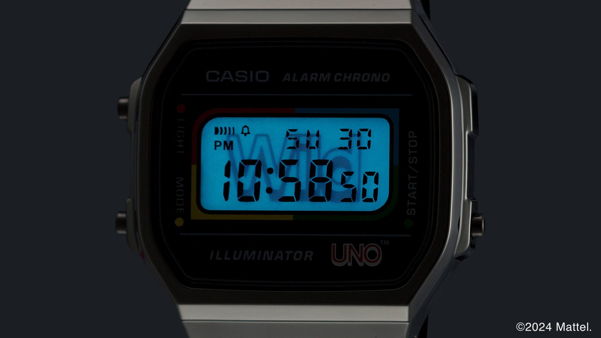 Das erleuchtete Display der A168WEUC-1A Digitaluhr im Dunkeln, im Hintergrund des Displays ist das Wort "Wild" sichtbar