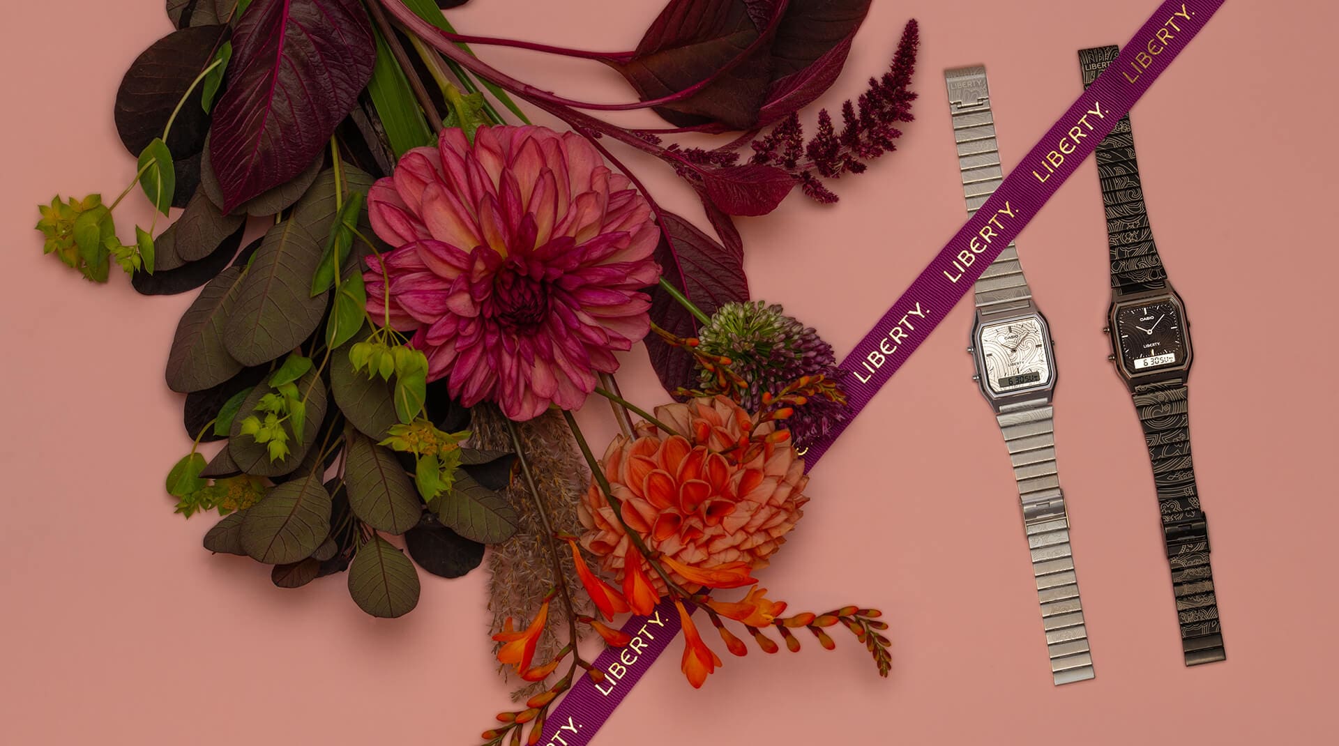 Ein Foto von AQ230 und aufgereihten Blumen