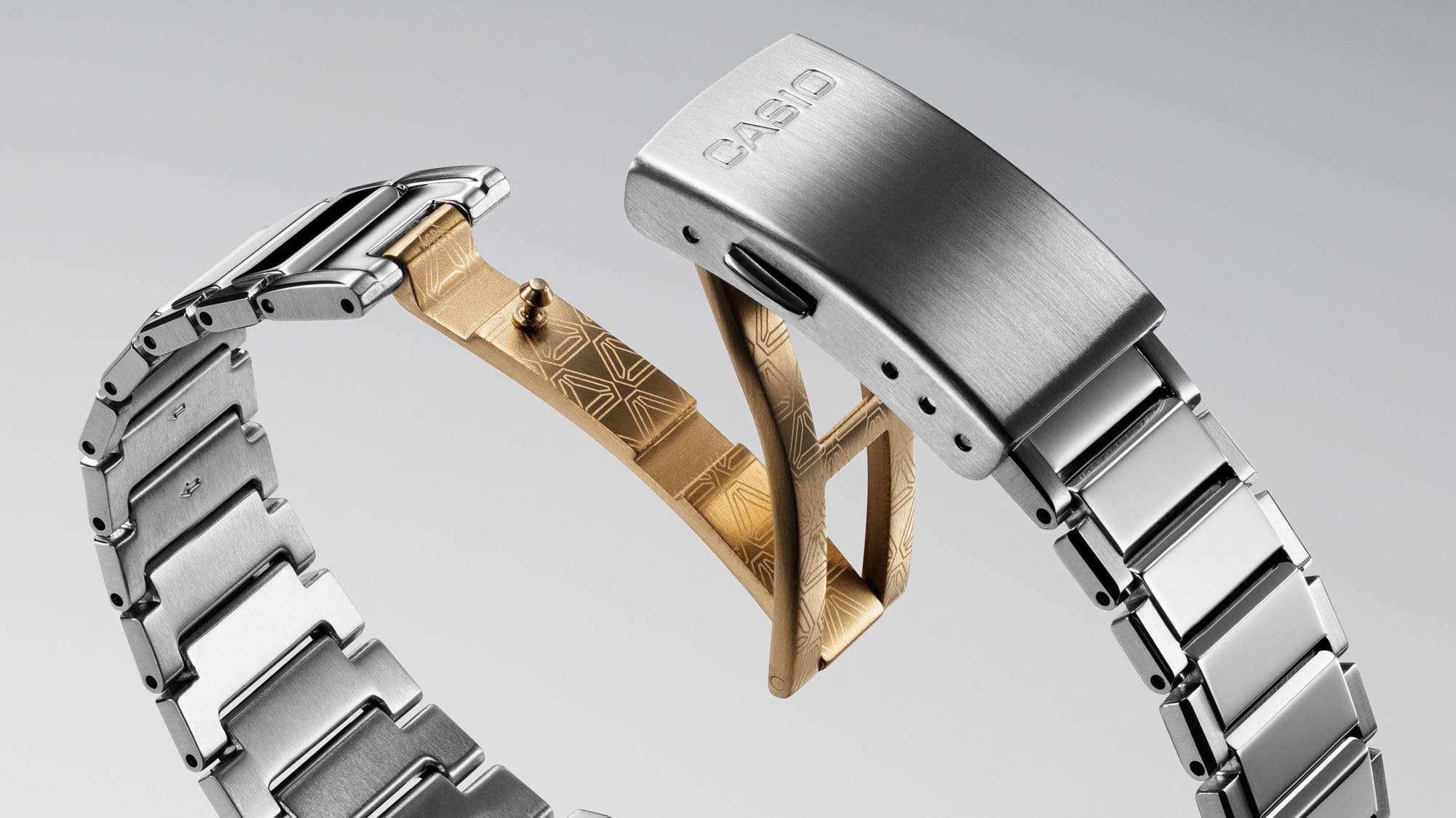 Detailansicht der dreifach gefalteten Schließe der TRN-50SS-2A Jubiläumsuhr mit zweifarbiger Oberfläche in Gold und Silber