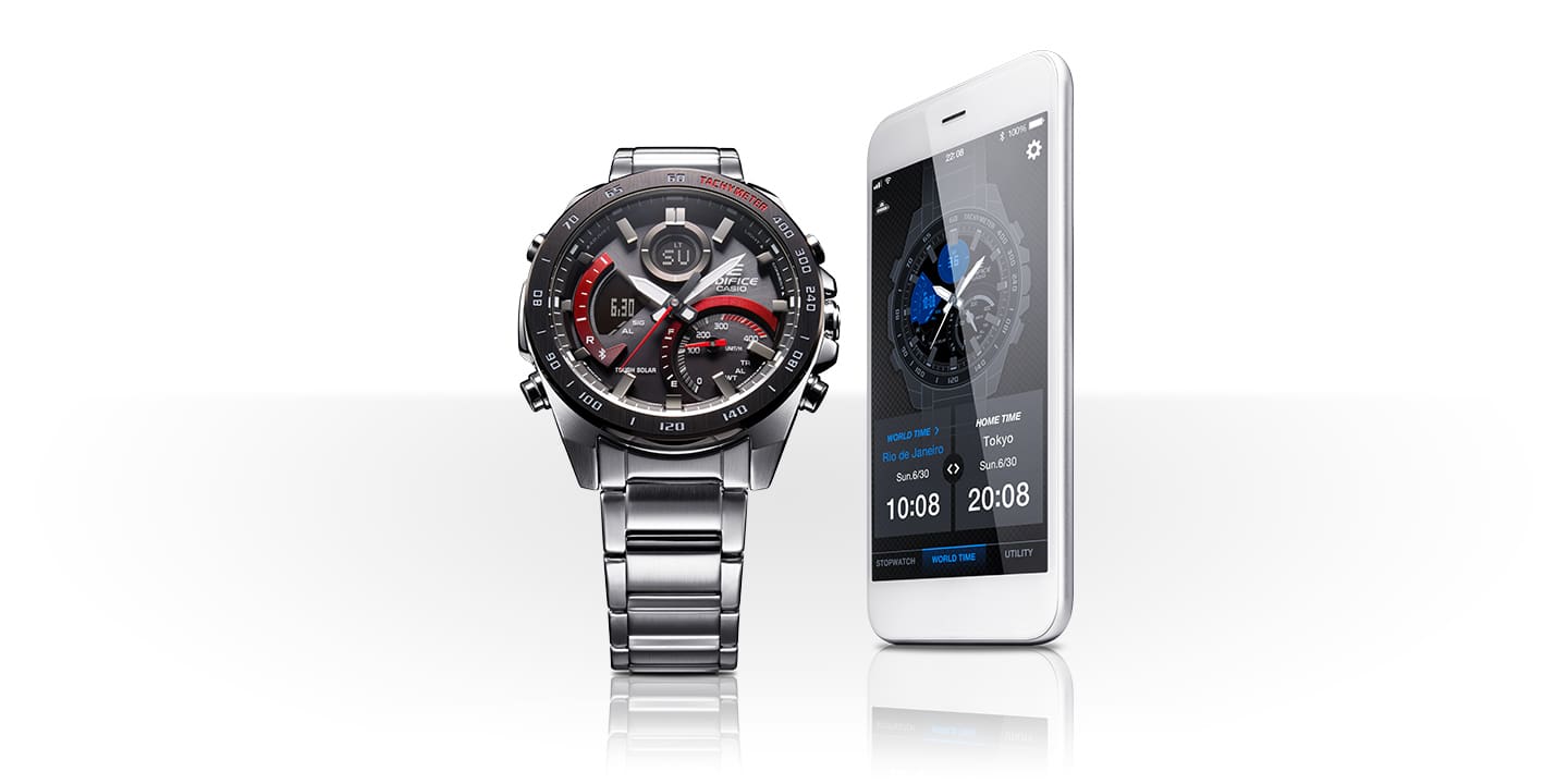 Links die ECB-900DB-1A Hybriduhr von Casio, rechts ein weißes Smartphone mit World Time- und Home Time-Anzeige