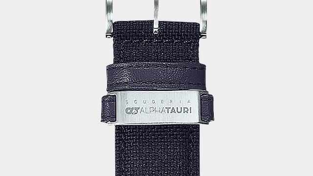 Die Schließe des Armbands einer EQB-1000AT mit dem Scuderia AlphaTauri Team Logo