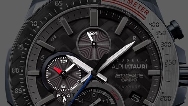 Nahaufnahme der dualen Zeitanzeige auf dem Zifferblatt einer EQB-1000AT-Armbanduhr