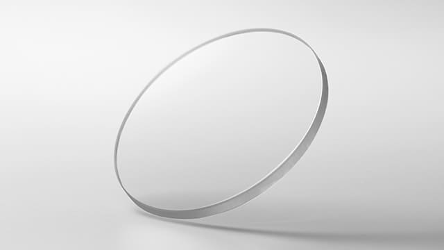 Eine rundes Saphirglas vor grauem Hintergrund