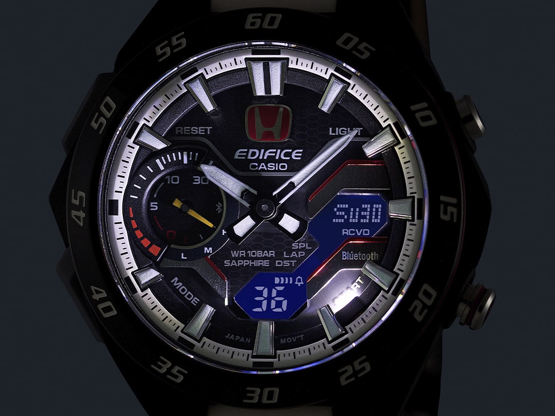 Das beleuchtete Display eines Chronographen im Dunkeln