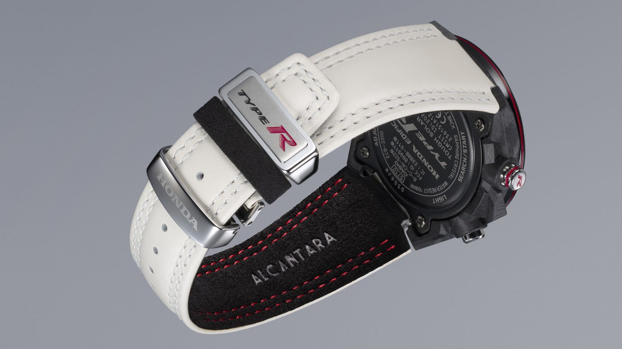 Detailaufnahme von der Unterseite des Armbands mit Alcantara-Aufdruck und von der Armbandschließe.