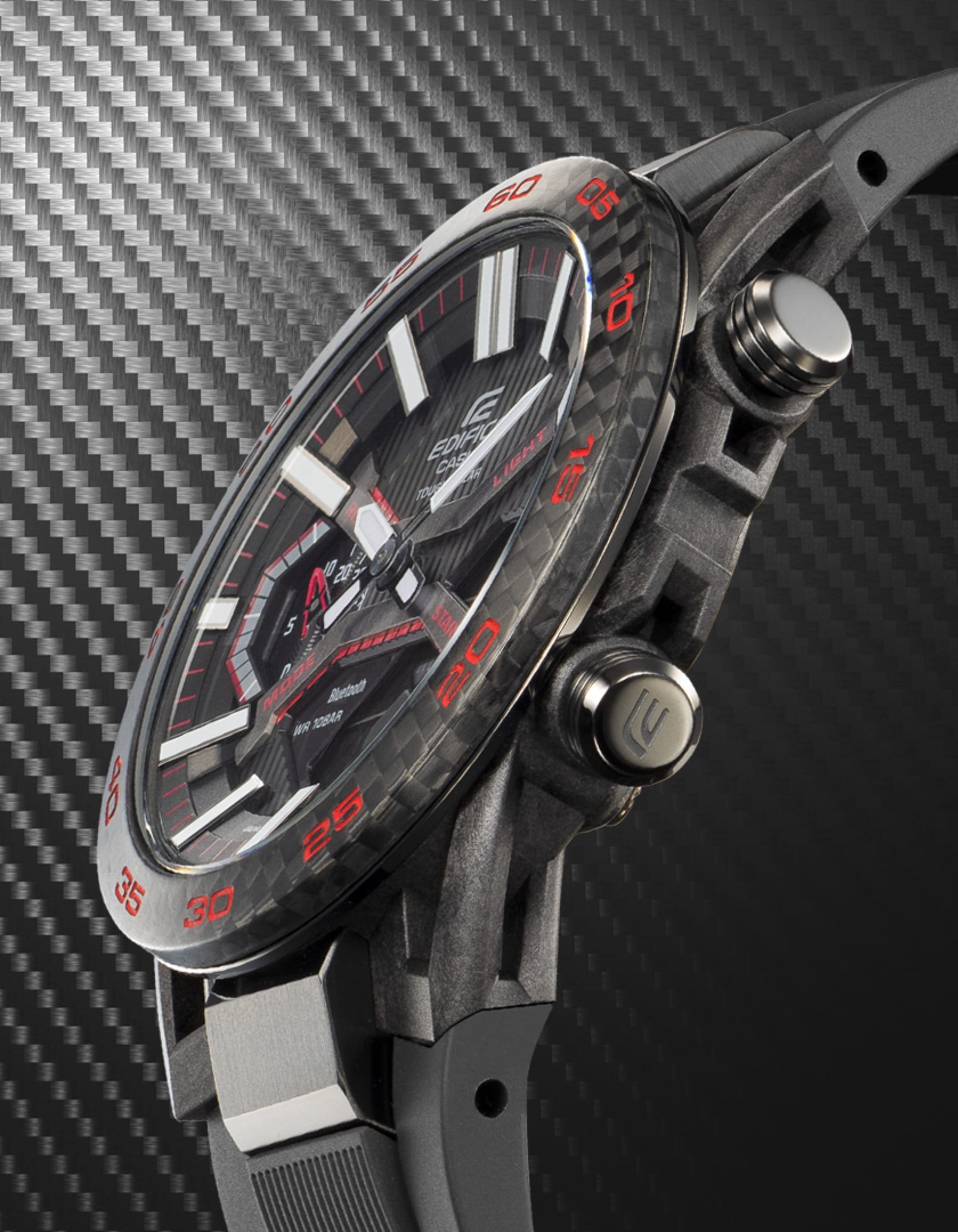 Seitlicher Blick auf Gehäuse, Bedienknöpfe und Zifferblatt einer Edifice ECB-2000 Armbanduhr