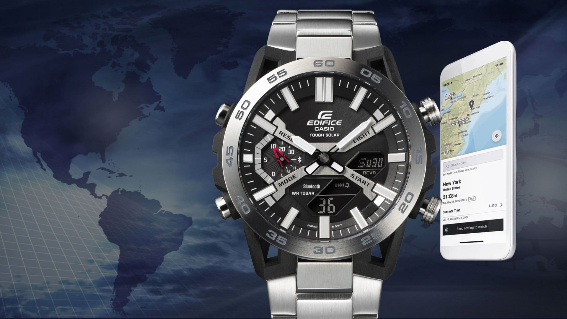 Großaufnahme der silbernen ECB-2000 Edelstahl-Solaruhr von Casio Edifice vor einer Weltkarte, rechts neben der Uhr schwebt ein Smartphone, auf dem auf einer Landkarte New York markiert ist