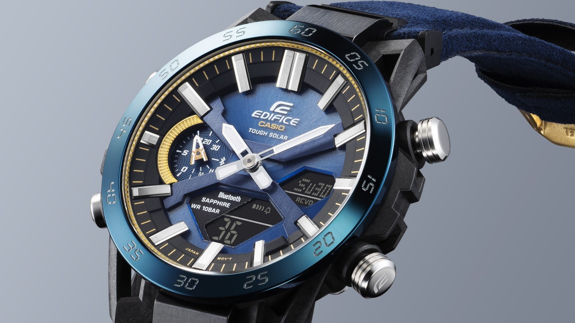 Nahaufnahme des blauen Zifferblatts mit goldenen Akzenten und der blauen Lünette der EDIFICE SOSPENSIONE ECB-2000SS-2A Armbanduhr