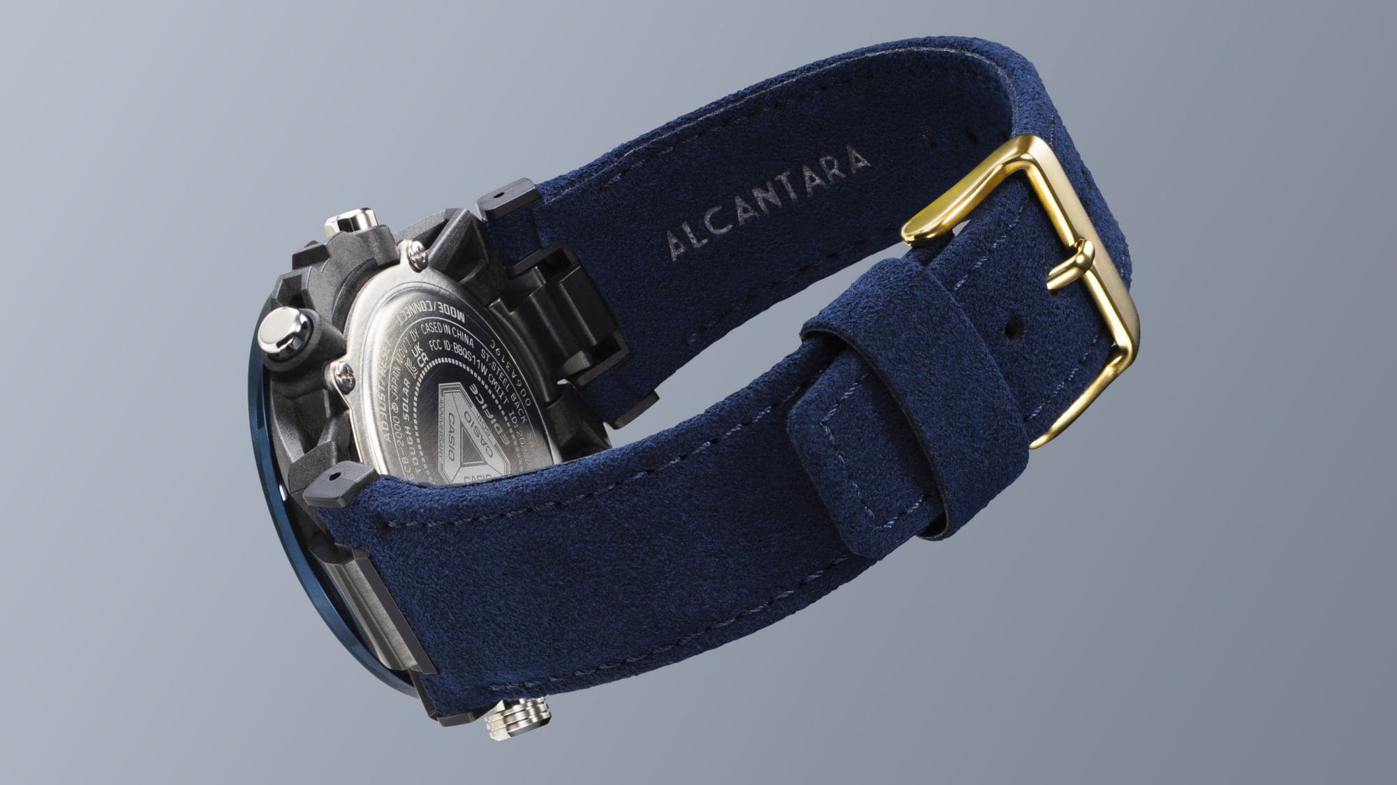 Nahaufnahme des blauen Alcantara-Armbandes und seiner goldfarbenen Schließe