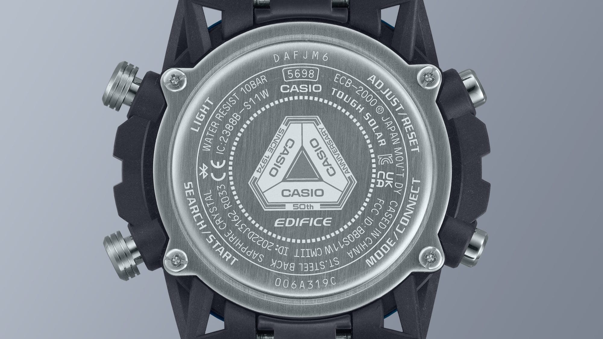 Gehäuseboden der Edifice Jubiläumsedition ECB-2000SS-2A mit graviertem Logo zum 50. Jubiläum
