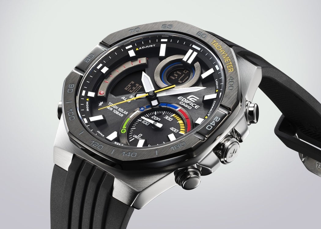 Seitlicher Blick auf das Gehäuse mit den Bedienknöpfen, die Lünette und das Zifferblatt mit gelben Sekundenzeiger eines Casio Edifice ECB-Chronographen